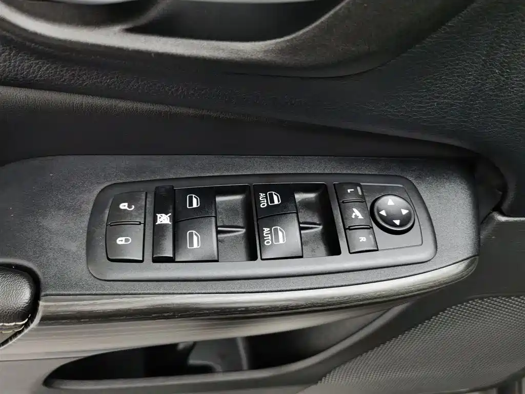 Jeep Cherokee 2015 — фото 9