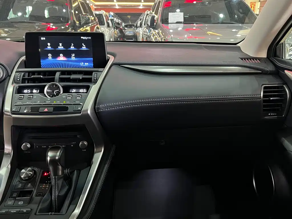 Lexus NX 2018 — фото 10