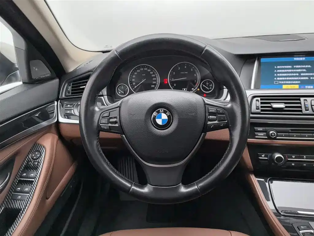 BMW 5 Series 2016 — фото 11
