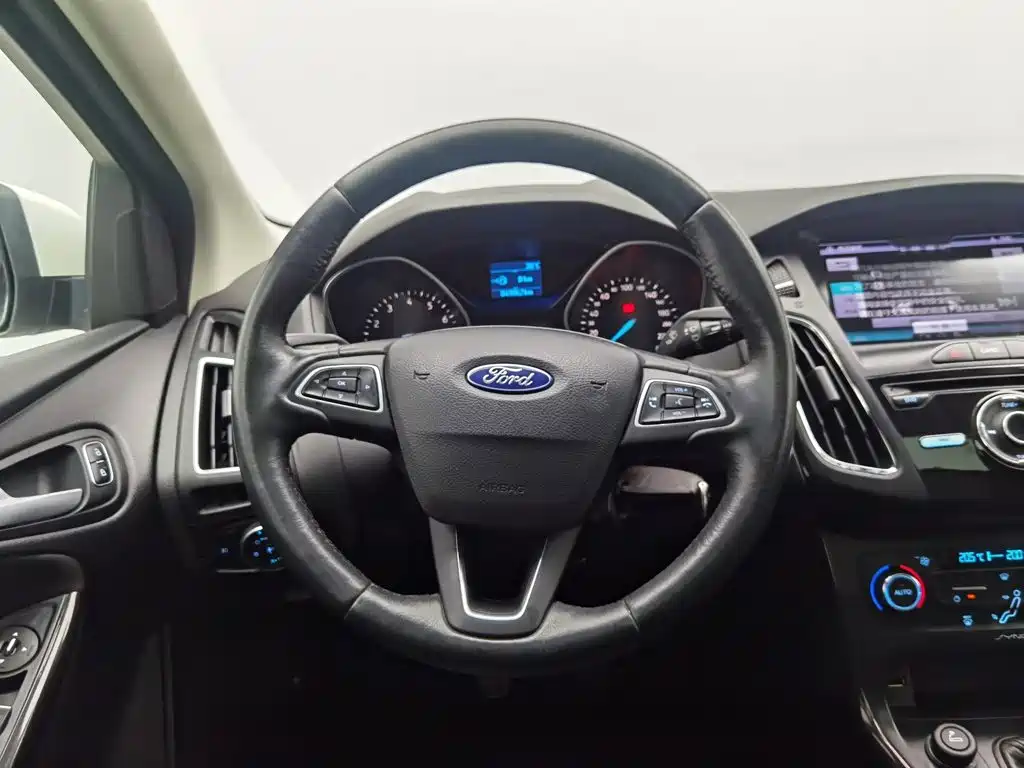 Ford Focus 2016 — фото 11