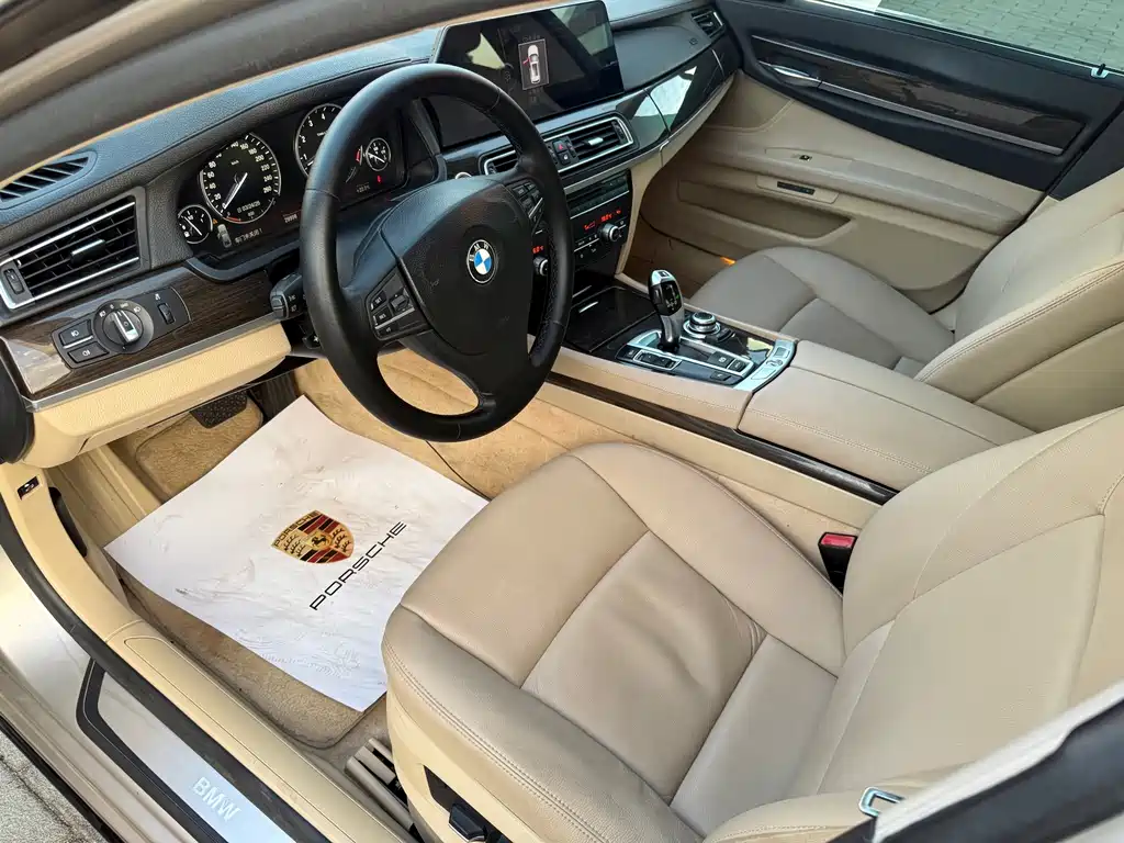 BMW 7 Series 2011 — фото 9