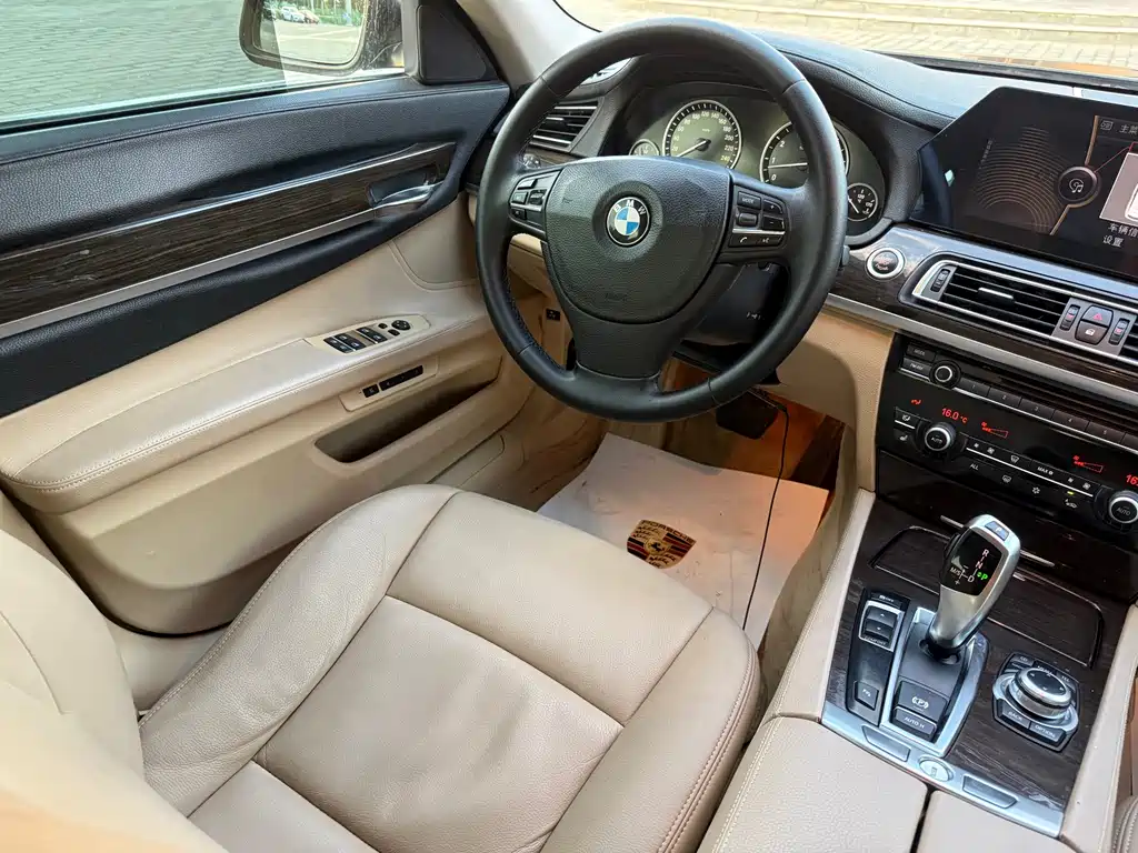 BMW 7 Series 2011 — фото 15
