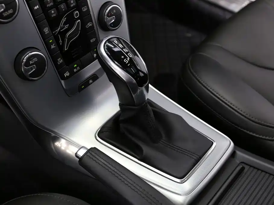 Volvo V40 2018 — фото 12