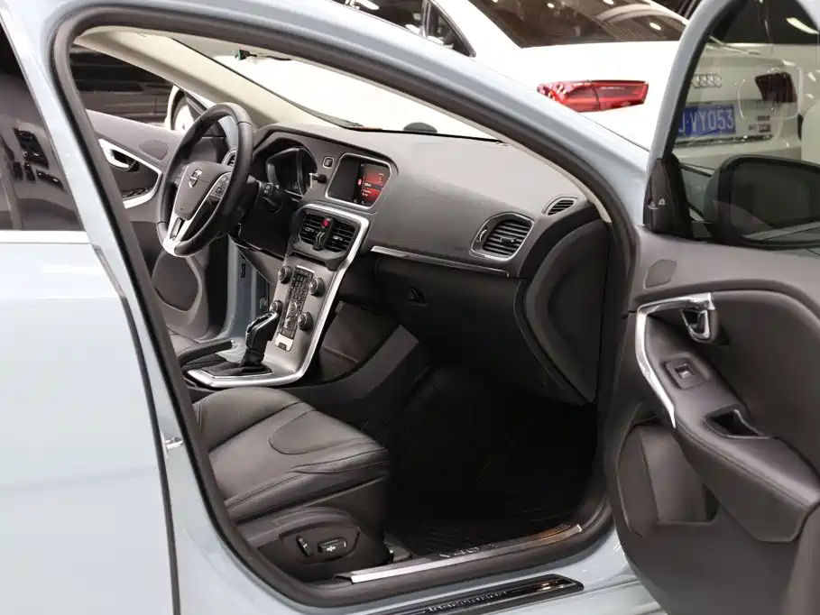 Volvo V40 2018 — фото 17