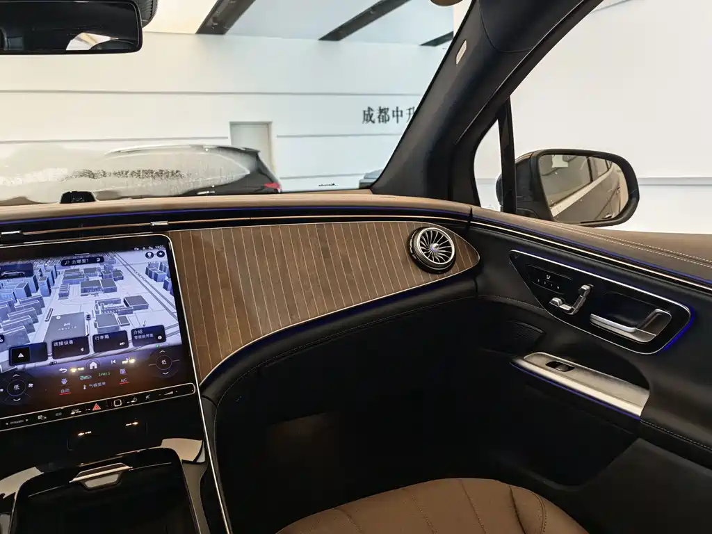 Mercedes-Benz EQE SUV 2025 — фото 13