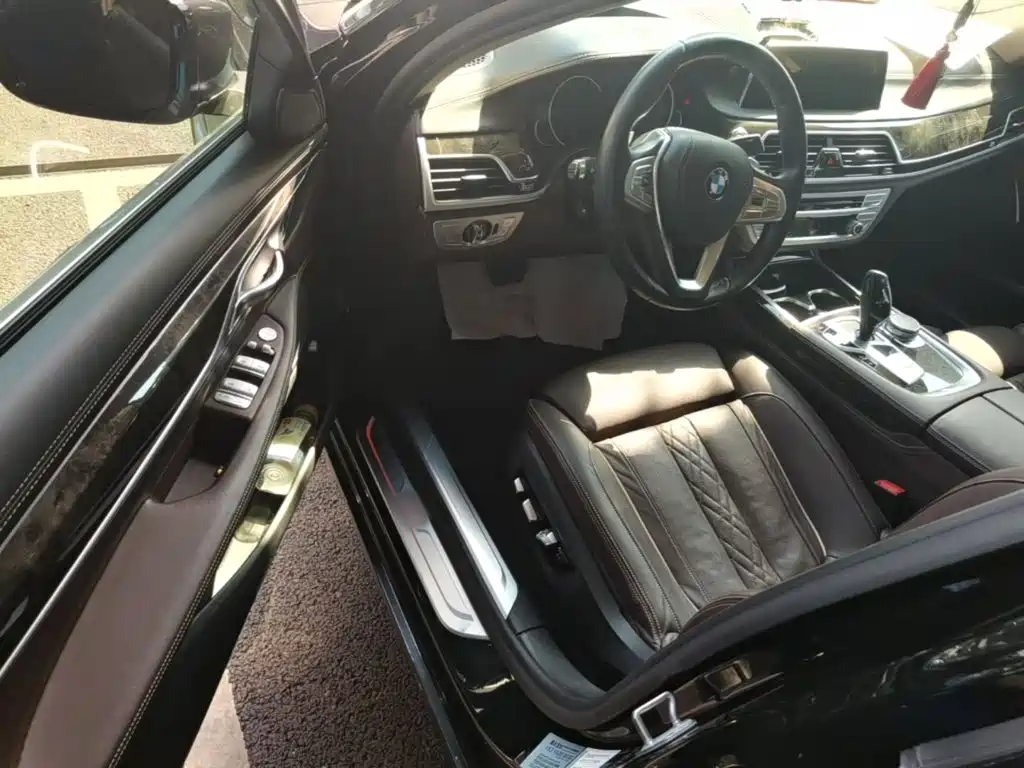 BMW 7 Series 2017 — фото 16