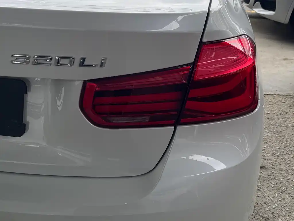 BMW 3 Series 2017 — фото 16