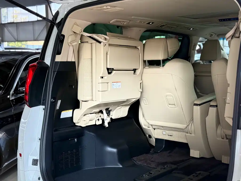 Toyota Alphard 2020 — фото 18