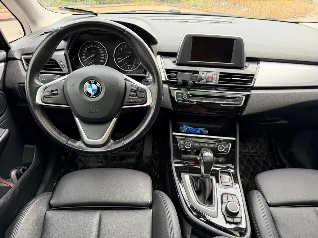 BMW 2 Series Station Wagon 2017 — фото 14