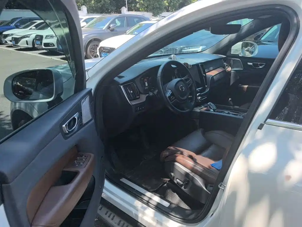 Volvo XC60 Plug-In Hybrid 2021 — фото 14