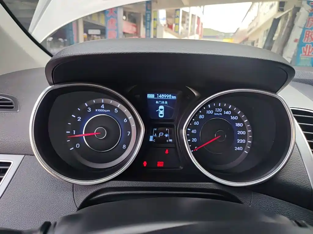 Hyundai Elantra 2015 — фото 12