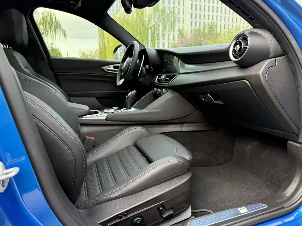 Alfa Romeo Giulia 2025 — фото 16