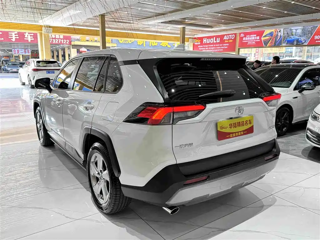 Toyota RAV4 2023 — фото 18