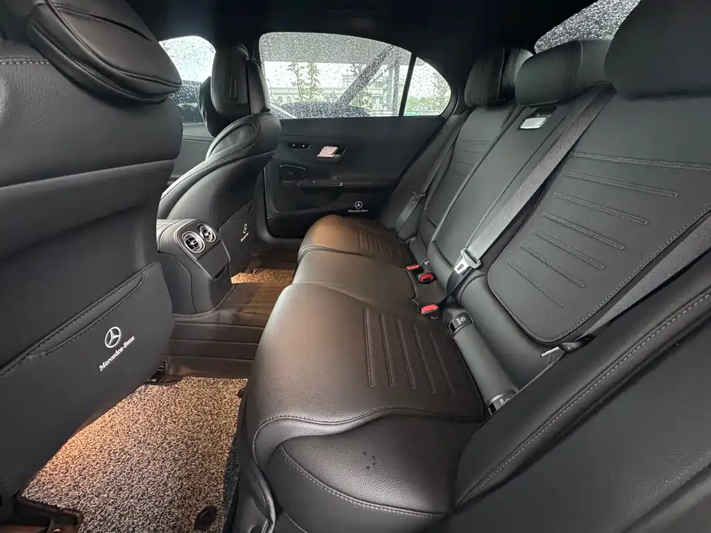 Mercedes-Benz C-Class 2025 — фото 15