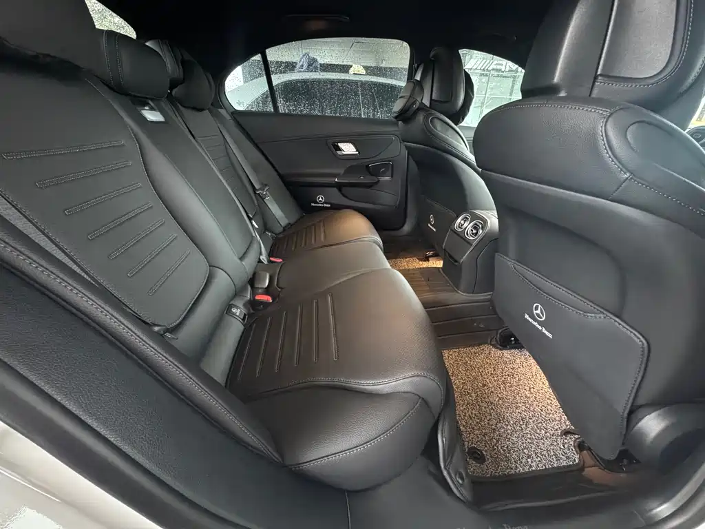 Mercedes-Benz C-Class 2025 — фото 13