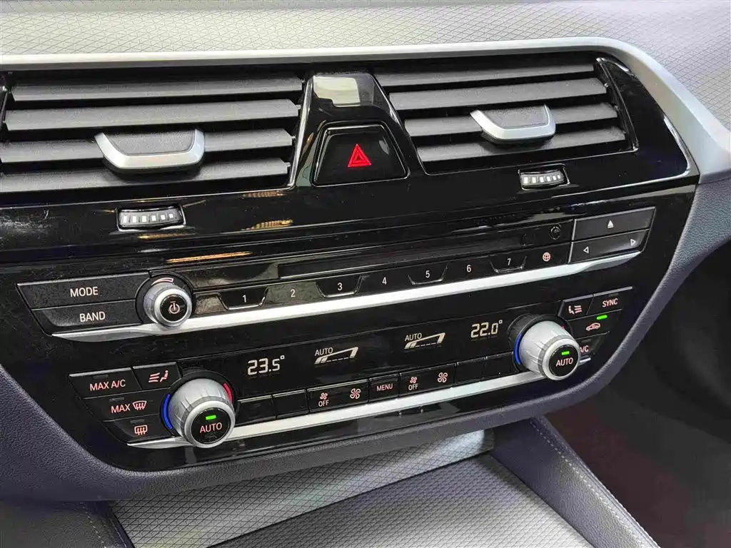BMW 5 Series 2019 — фото 16