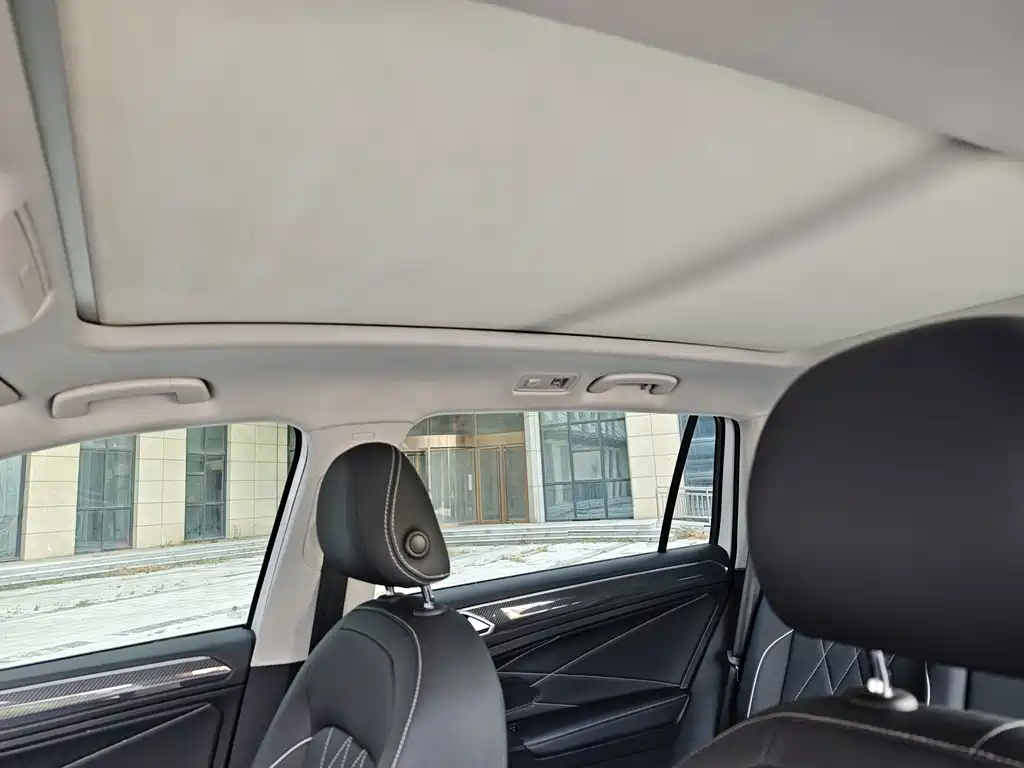 Volkswagen Tiguan L 2023 — фото 9