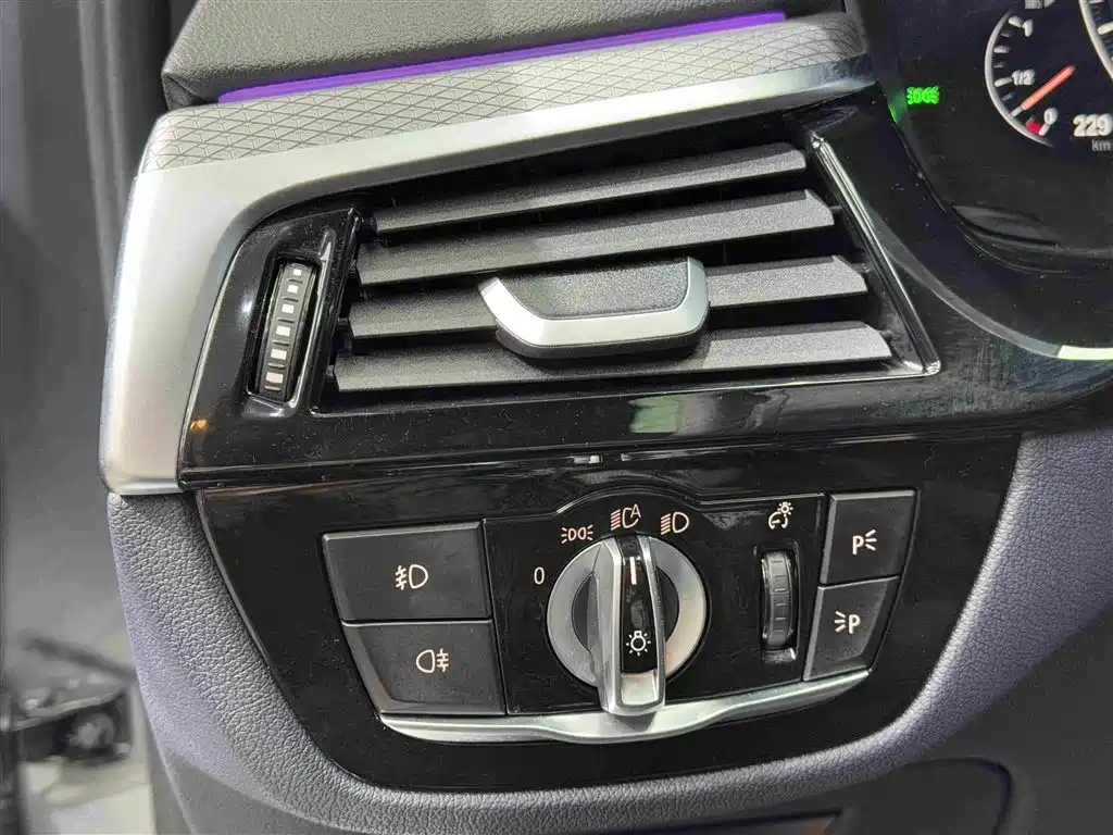 BMW 5 Series 2019 — фото 18