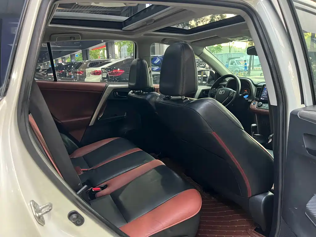 Toyota RAV4 2015 — фото 10