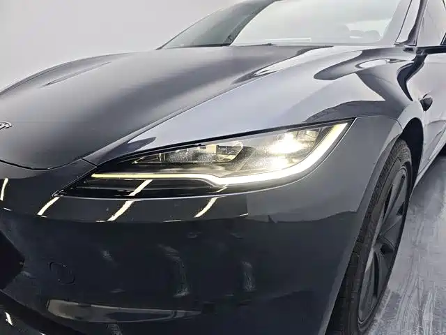 Tesla Model 3 2025 — фото 13
