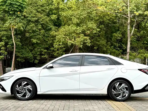 Hyundai Elantra 2024