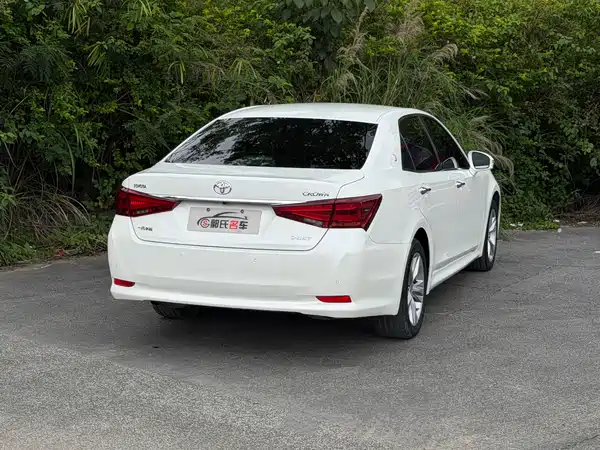 Toyota Crown 2015