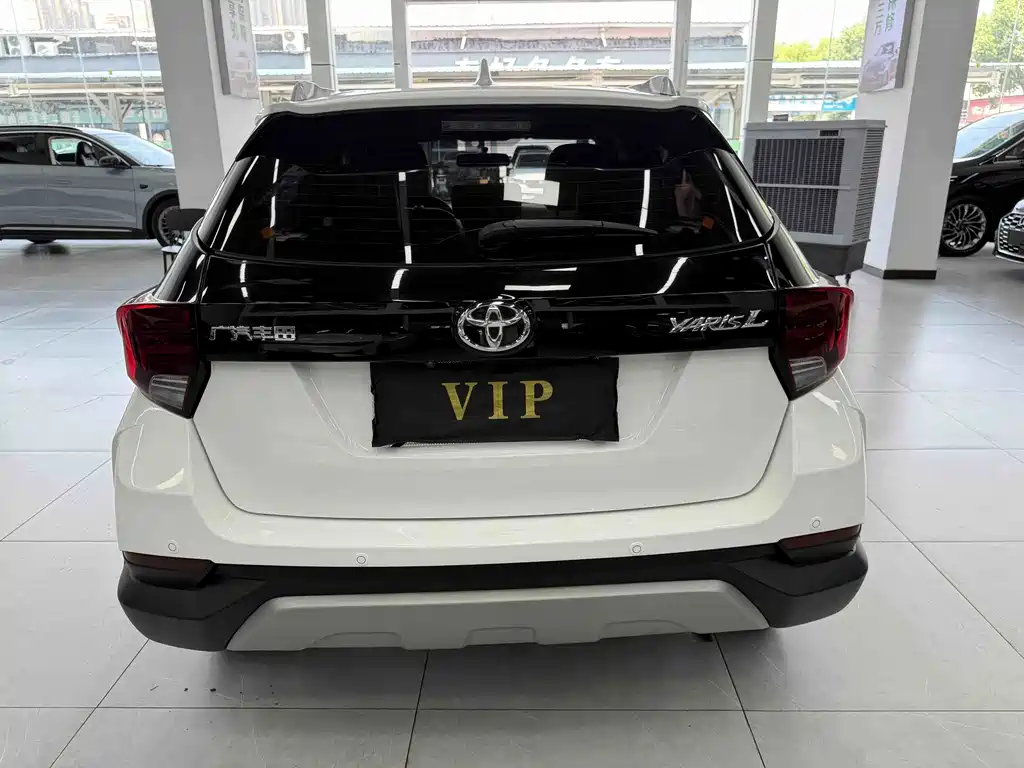 Toyota Yaris L 2022 — фото 12