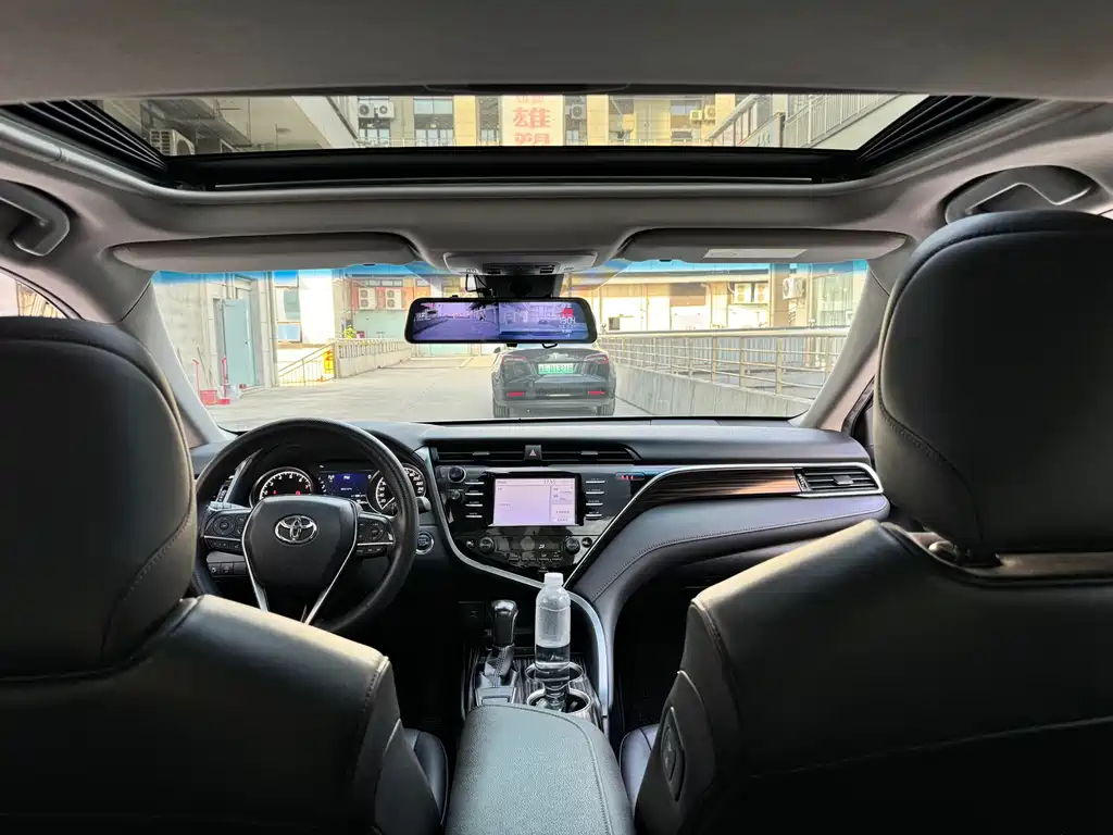 Toyota Camry 2018 — фото 11