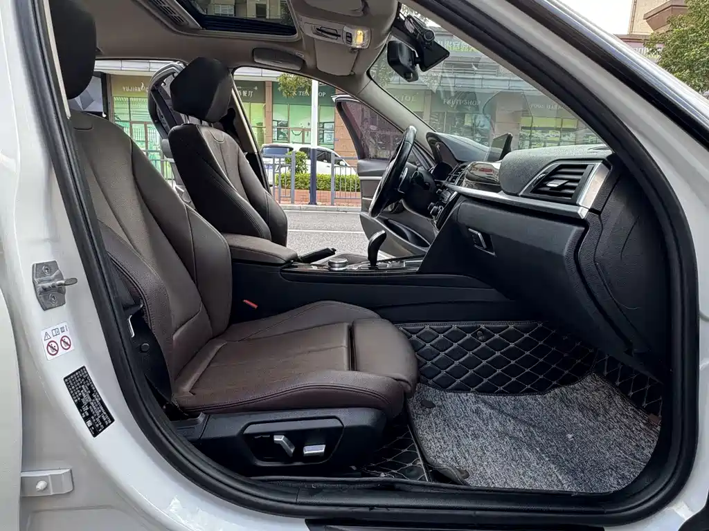 BMW 3 Series 2019 — фото 12