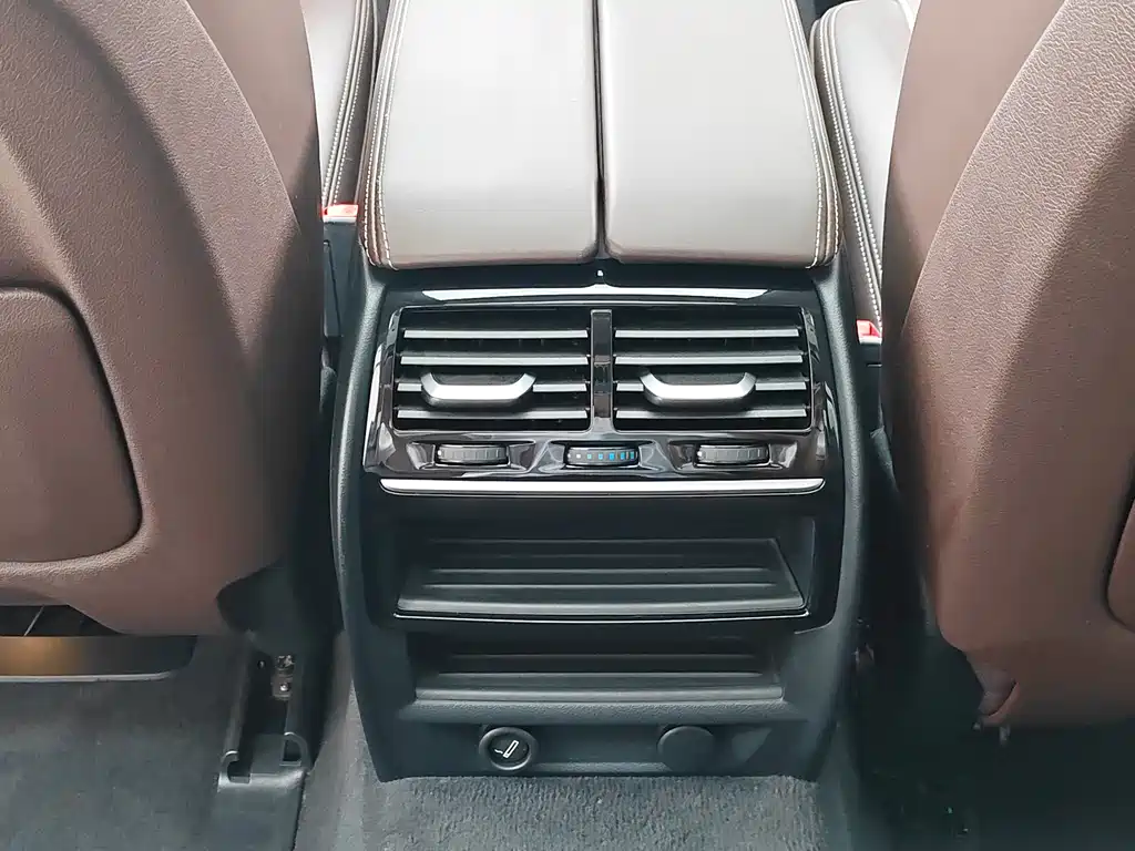 BMW 5 Series 2018 — фото 17
