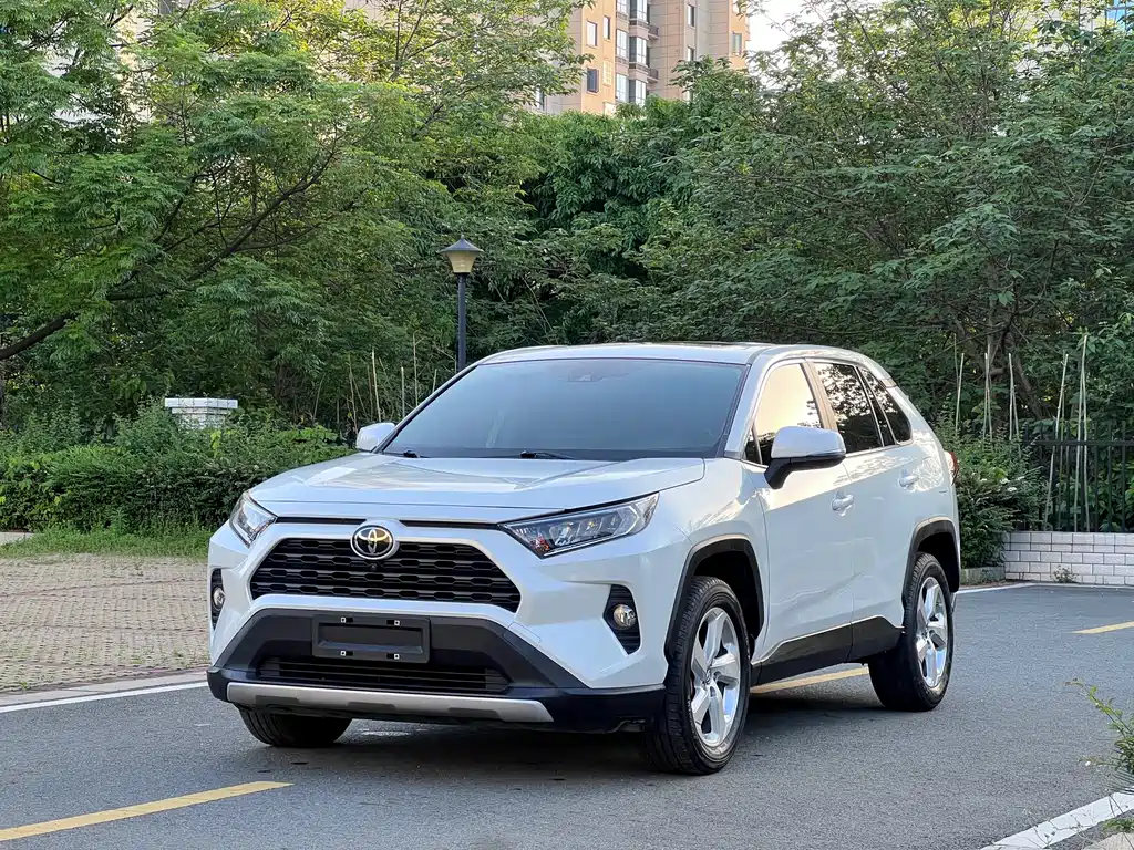 Toyota RAV4 2021 — фото 1