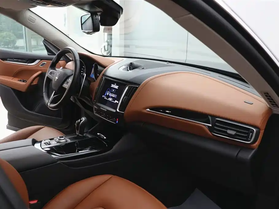 Maserati Levante 2018 — фото 22
