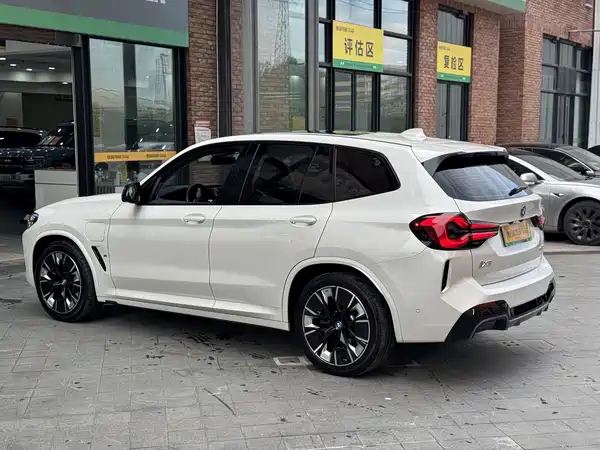 BMW iX3 2024