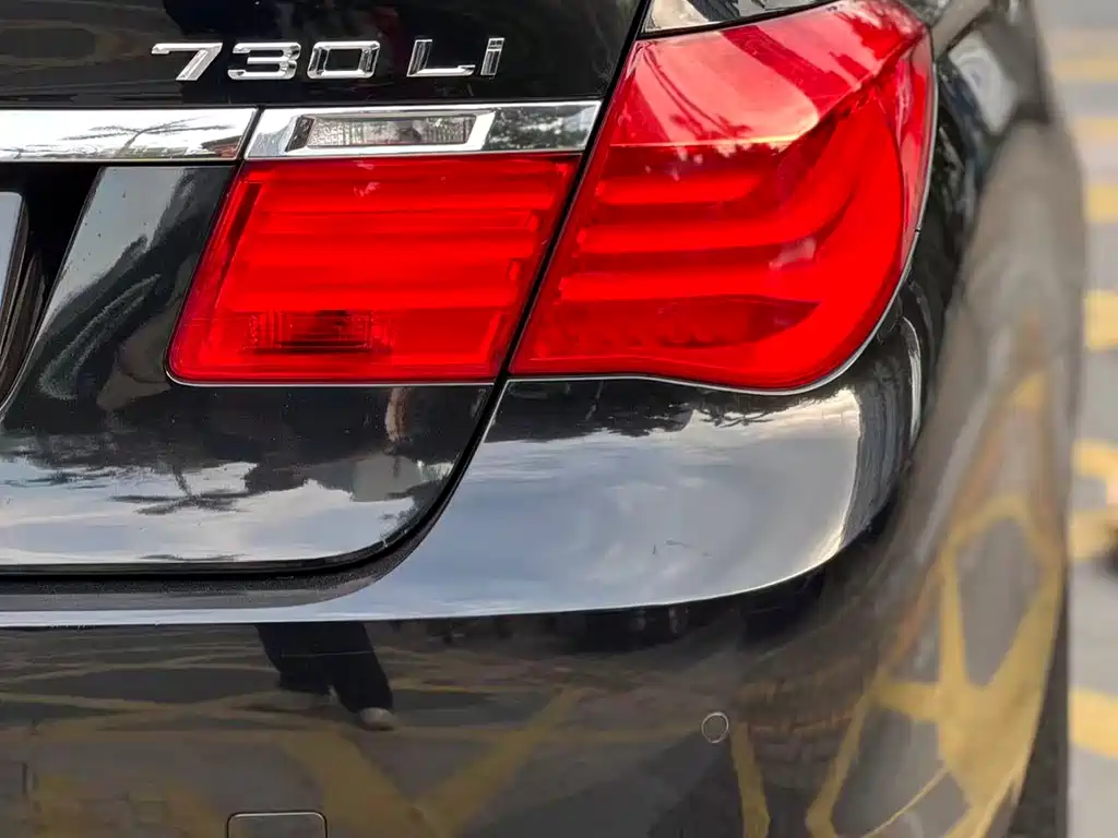 BMW 7 Series 2010 — фото 12