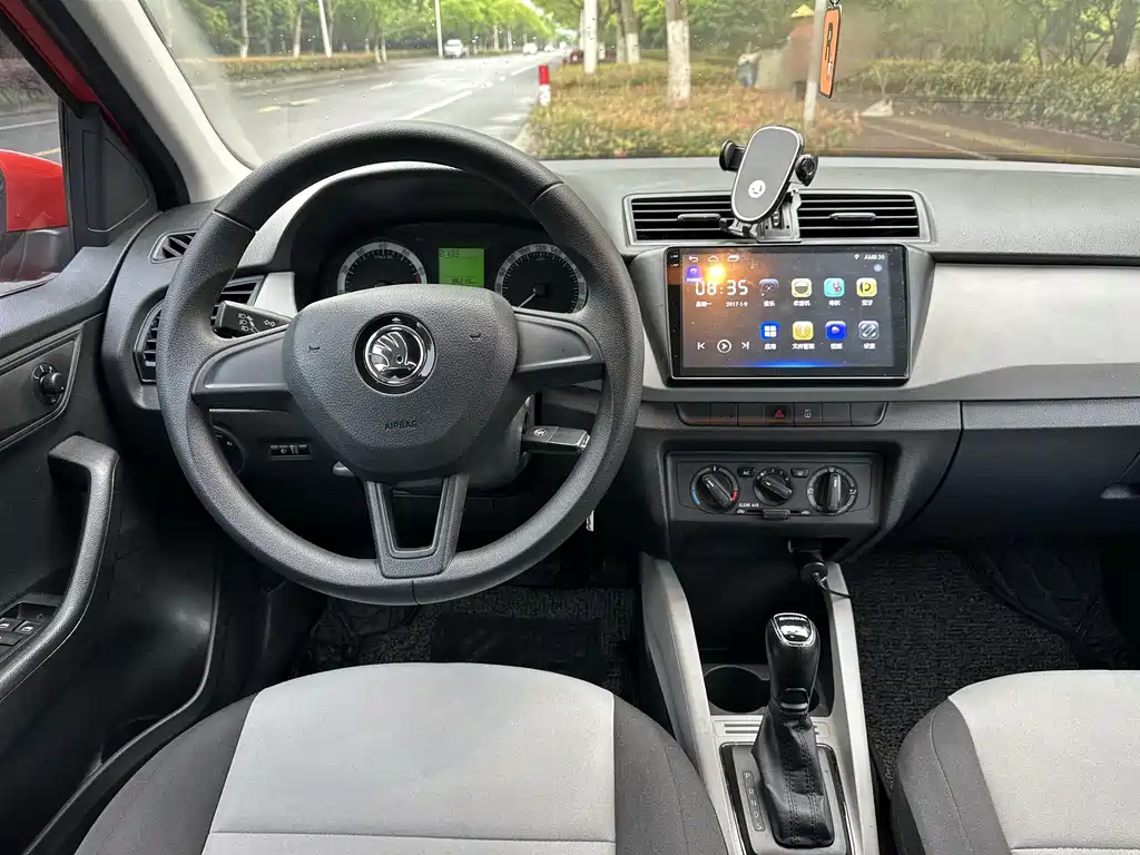 Skoda Fabia 2018 — фото 10