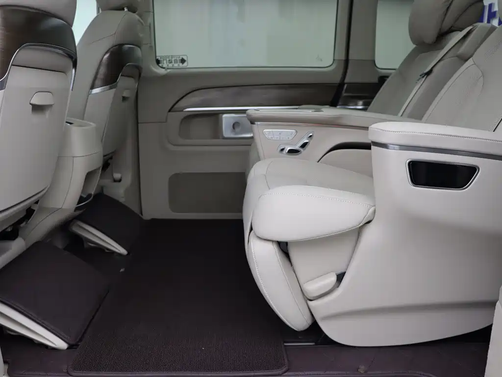 Mercedes-Benz V-Class 2024 — фото 15