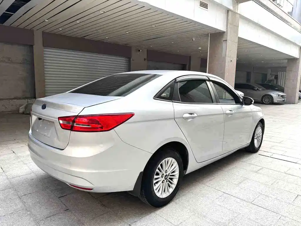 Ford Escort 2015 — фото 11