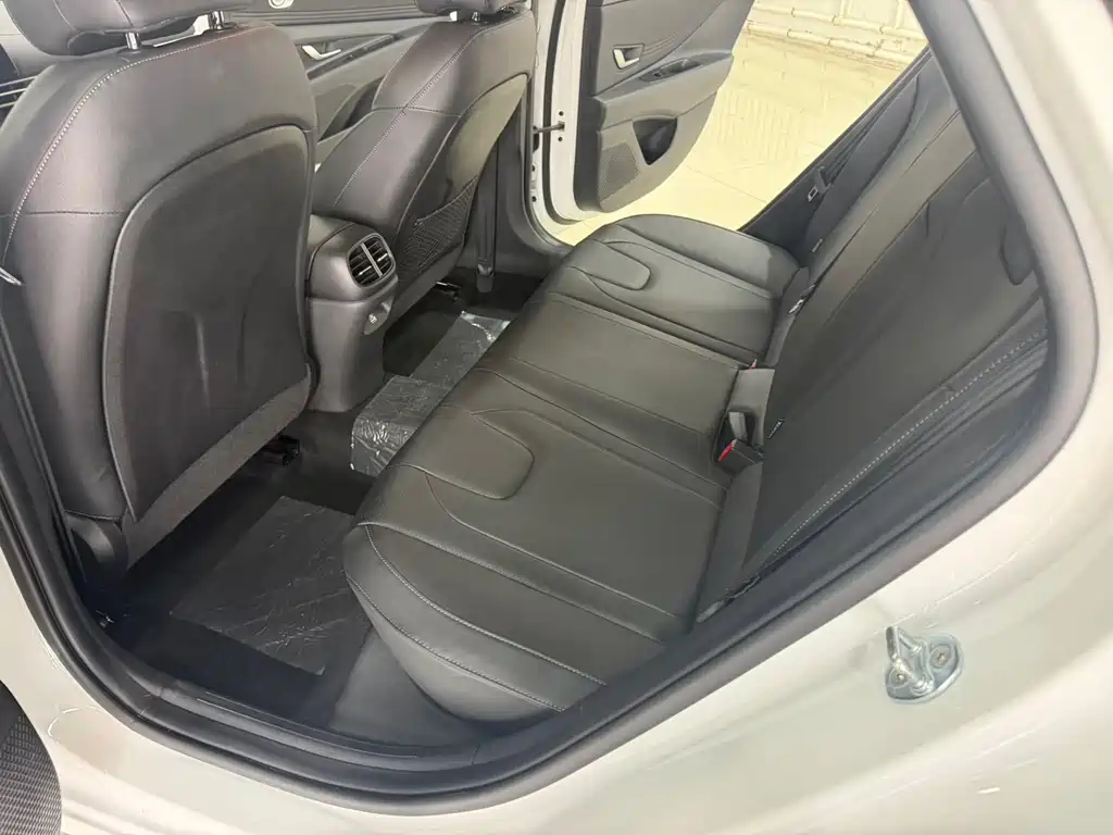 Hyundai Elantra 2023 — фото 17