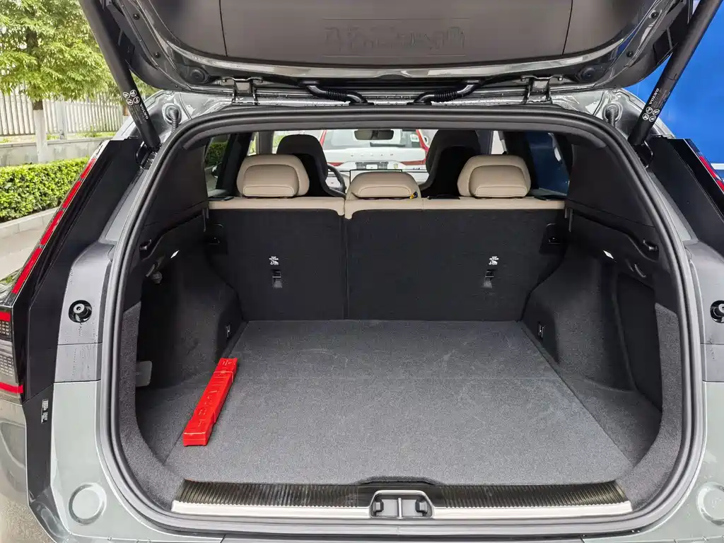 Volvo XC70 Plug-In Hybrid 2025 — фото 10
