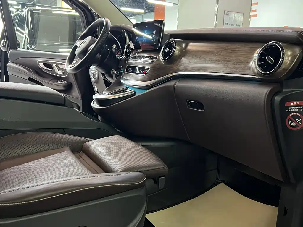 Mercedes-Benz V-Class 2023 — фото 15