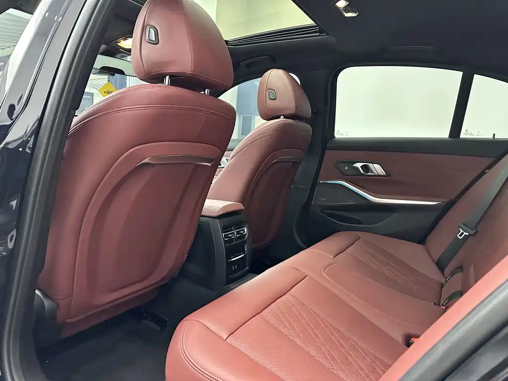 BMW 3 Series 2025 — фото 11