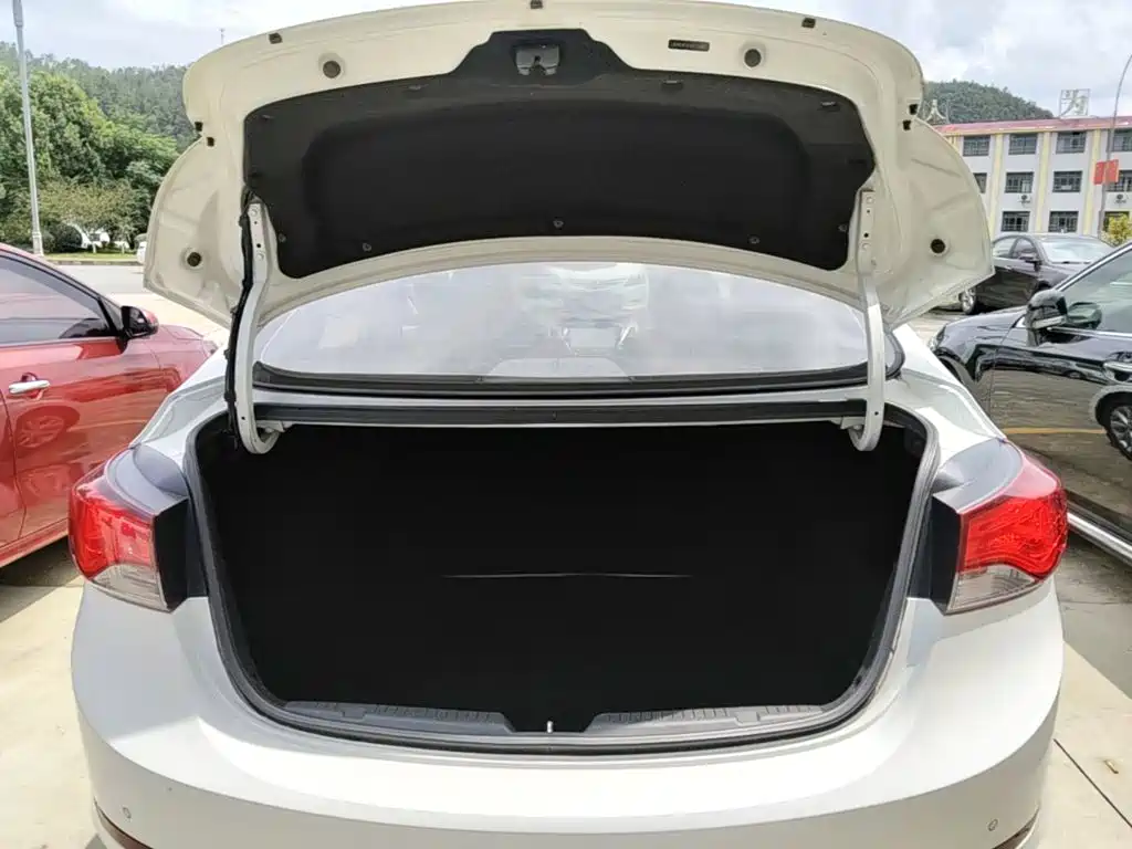 Hyundai Elantra 2017 — фото 19