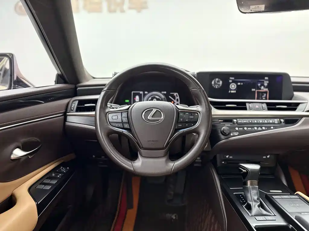 Lexus ES 2020 — фото 10