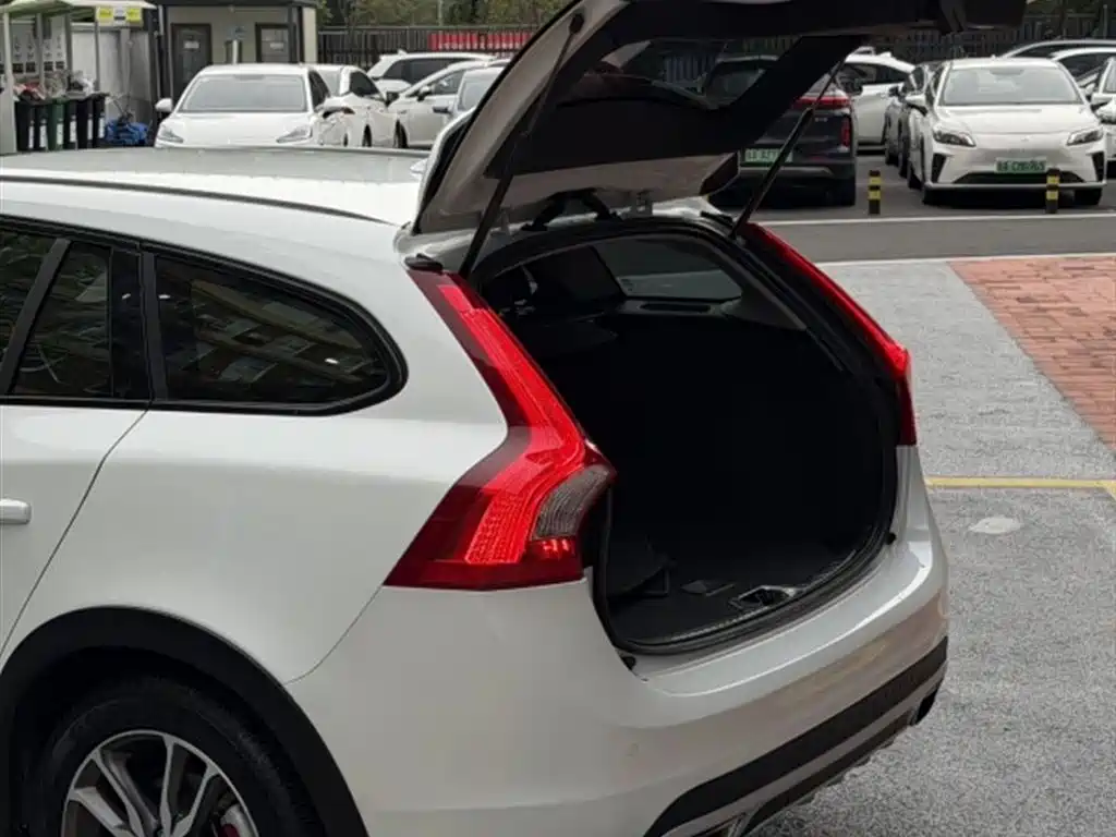 Volvo V60 2018 — фото 12