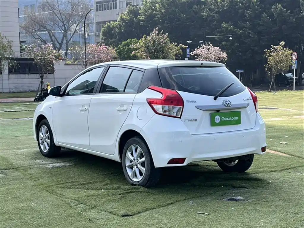 Toyota Yaris L 2015 — фото 9