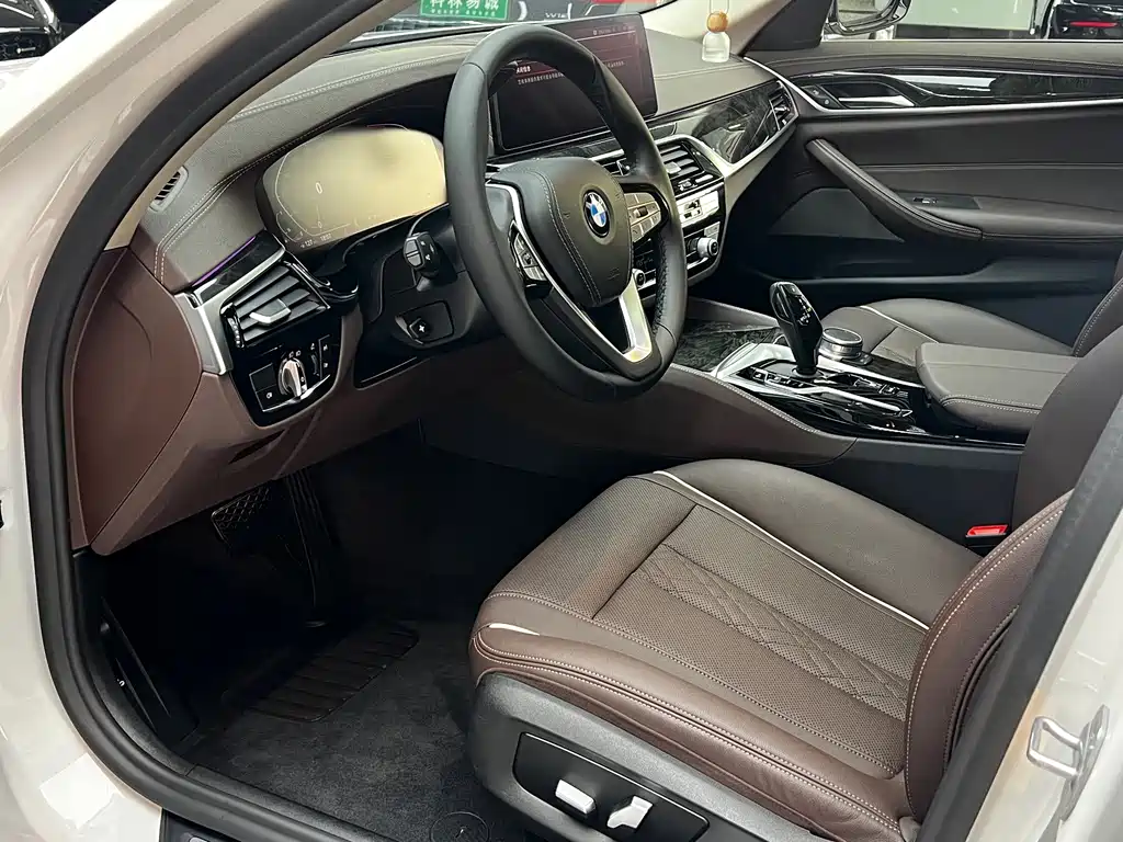 BMW 5 Series 2021 — фото 12