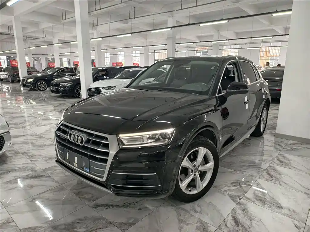 Audi Q5L 2020 — фото 1
