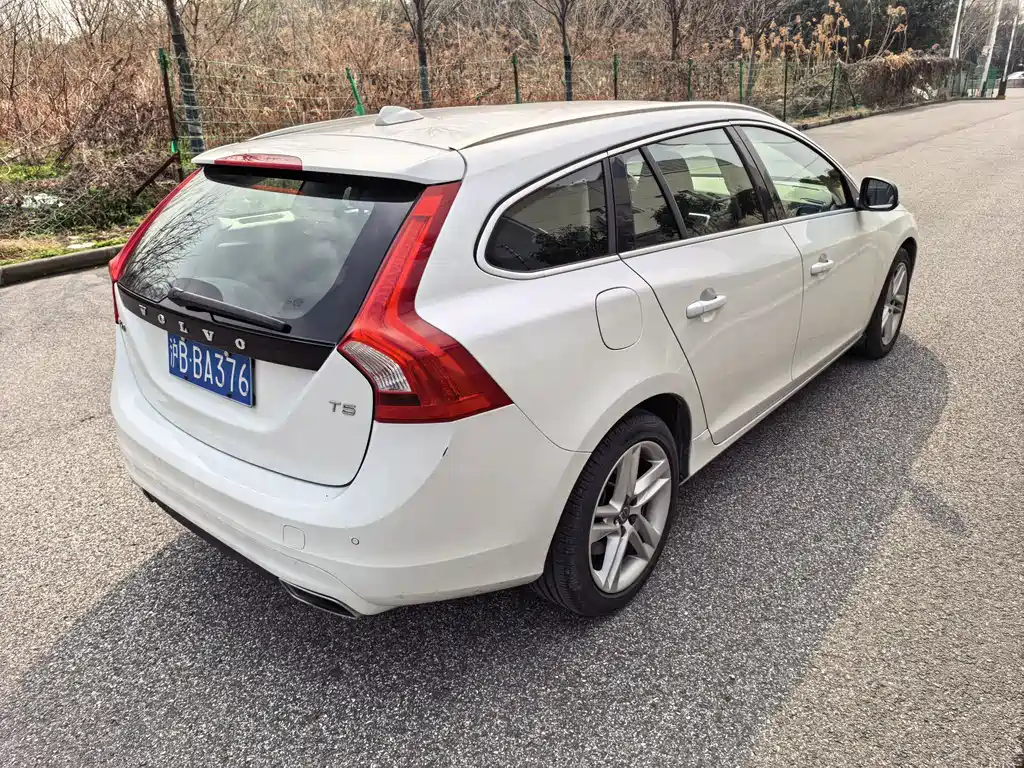 Volvo V60 2016 — фото 11