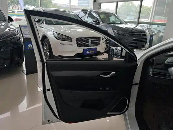 Geely Emgrand 2021