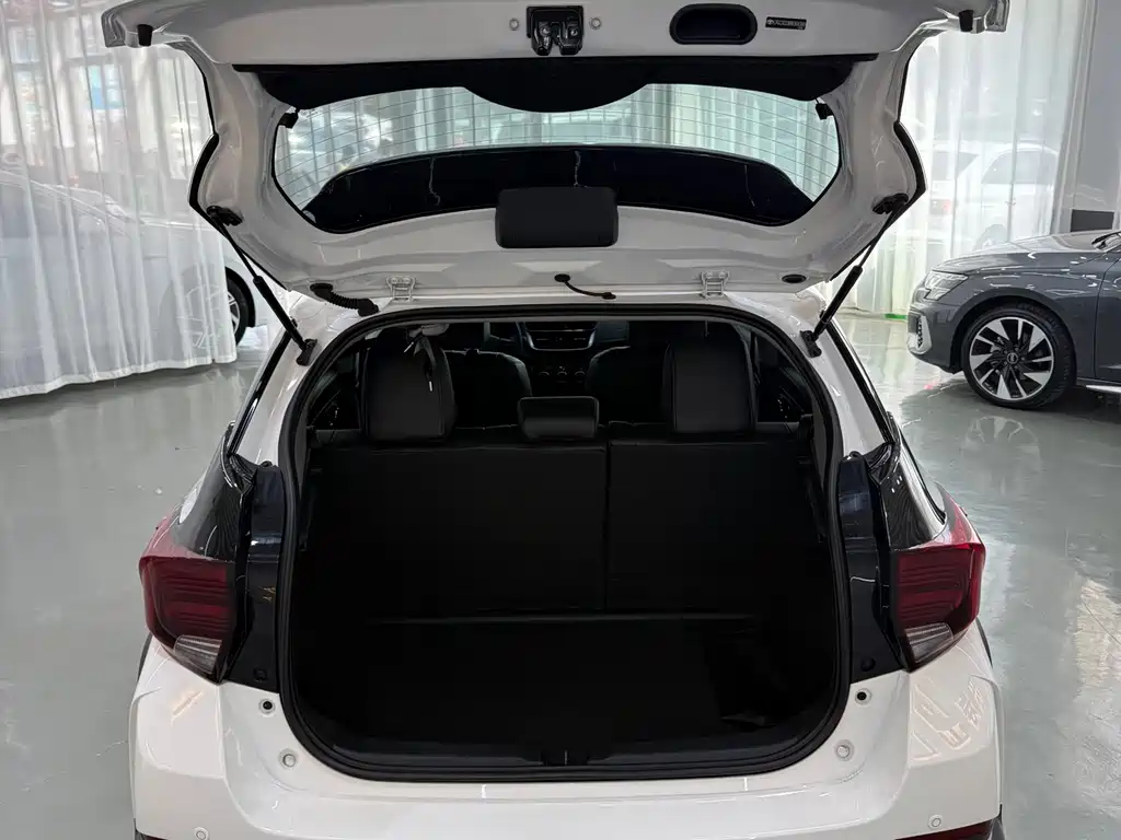 Toyota Yaris L 2022 — фото 10